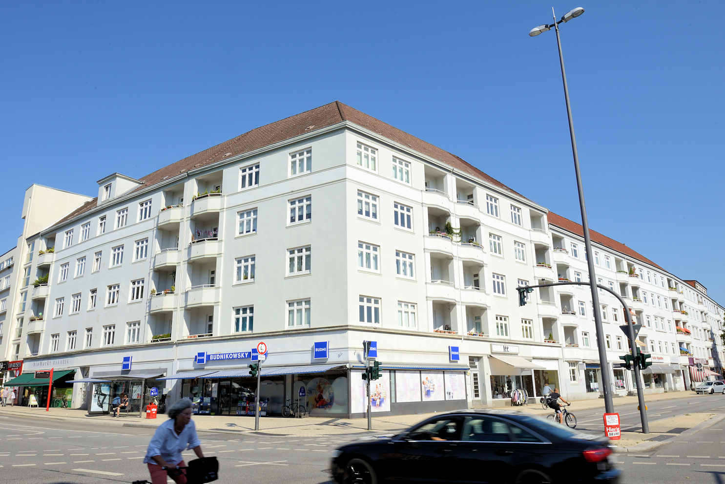 2729 Wohnhaus mit weißer Fassade Balkons. | Fuhlsbüttler Straße - Fuhle, Hamburg Barmbek Nord